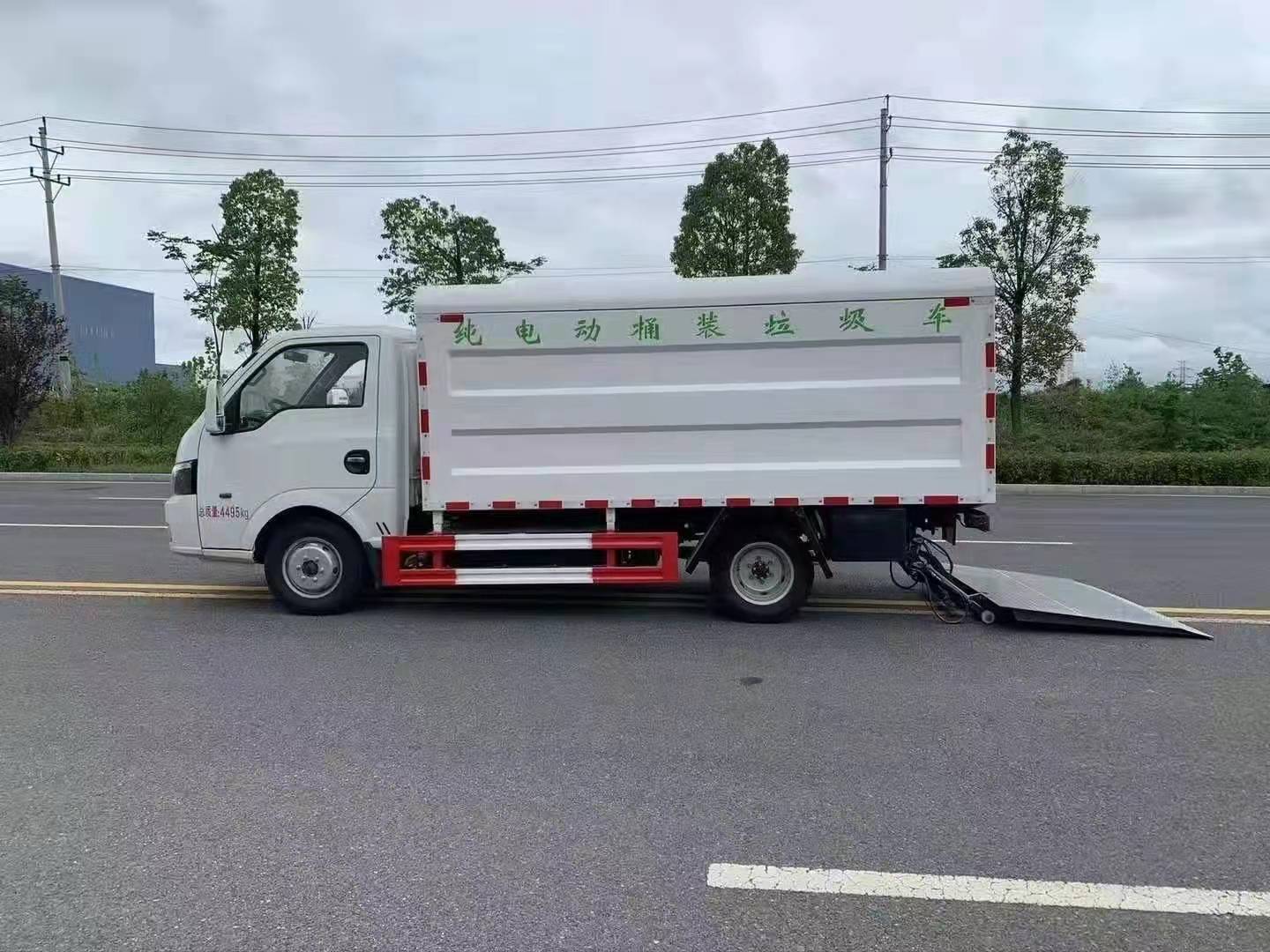 東風(fēng)華神純電動(dòng)密封式桶裝垃圾車